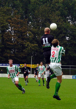 Andr&eacute; de Boer en Bouwe Zonneberg vechten om de bal (Foto Helmich Lubberts)